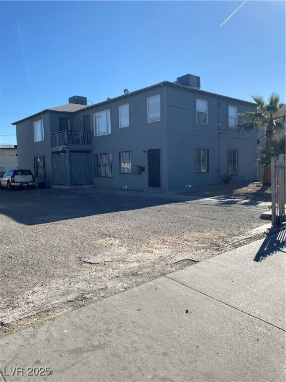 Primary Photo - 1711 Santa Paula Dr