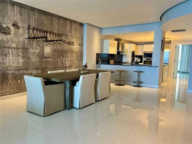 Building Photo - 17121 Collins Ave