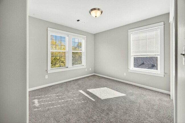 Building Photo - Four bedroom home for lease in the Riverwalk Neighborhood Ashland, Oregon