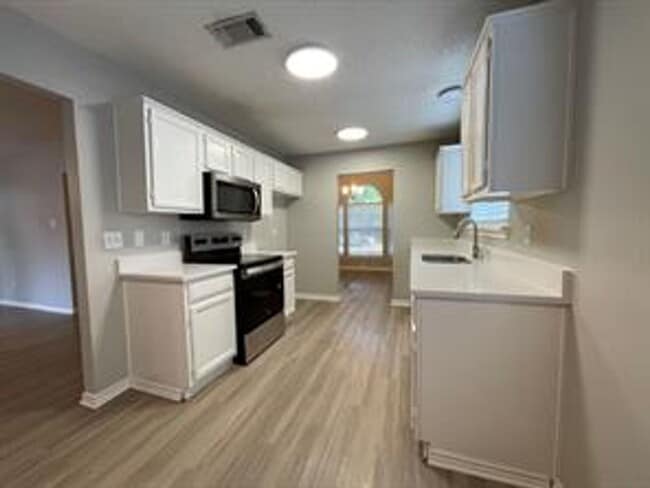 Building Photo - 10910 Red Cedar Dr