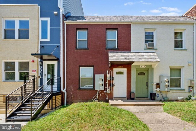 Building Photo - 834 19th St NE