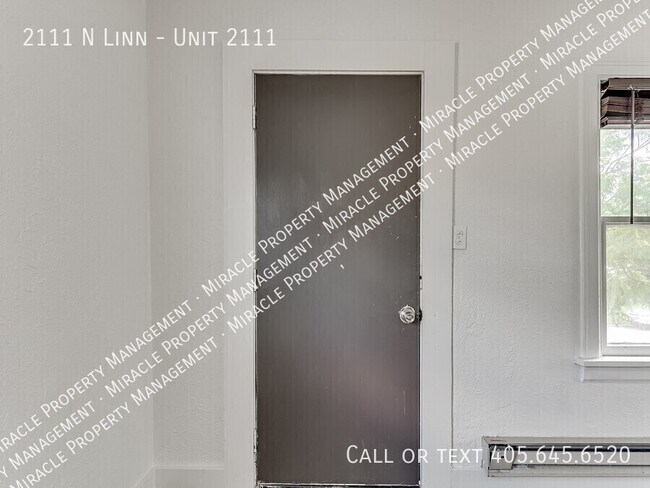 Building Photo - 2111 N Linn-Unit 2111