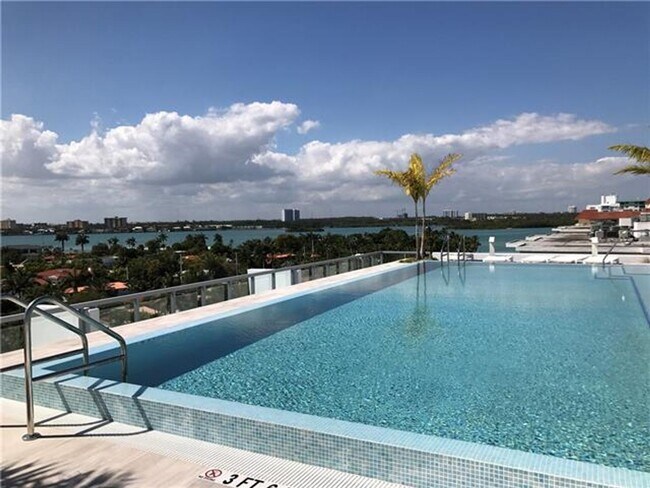 Building Photo - 9940 W Bay Harbor Dr