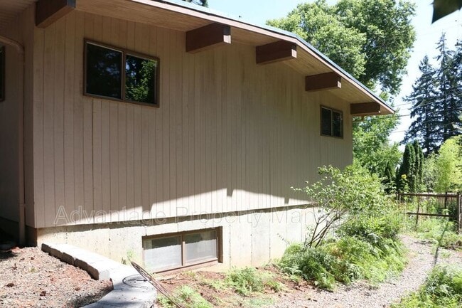 Building Photo - 3240 NW Elmwood Dr
