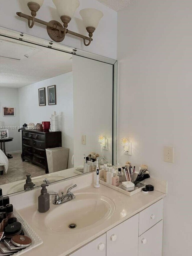 Building Photo - 10017 W Okeechobee Rd