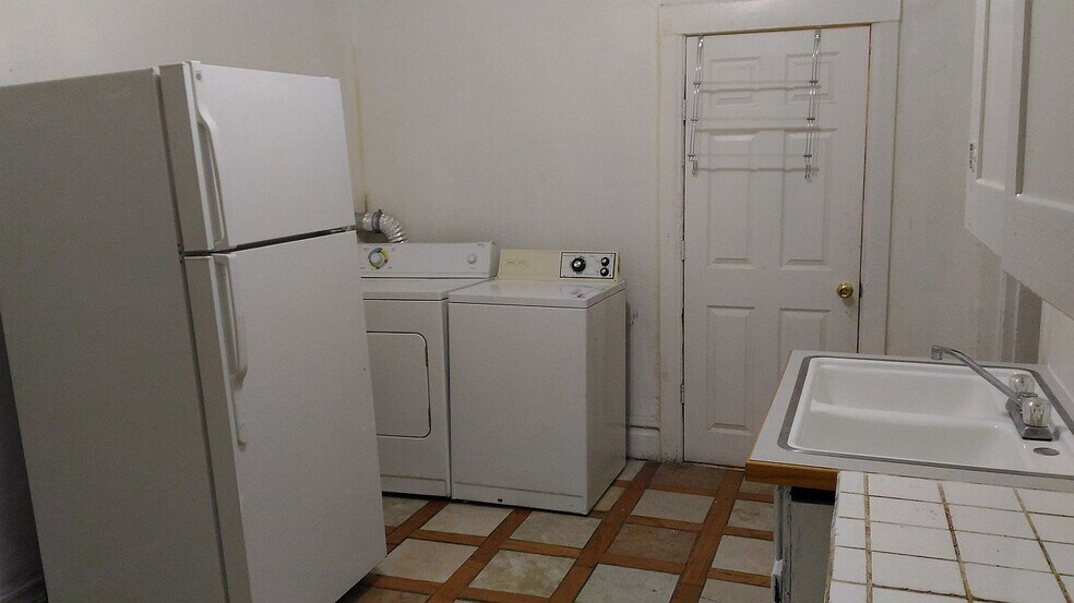 Building Photo - 2350 Orchard Ave