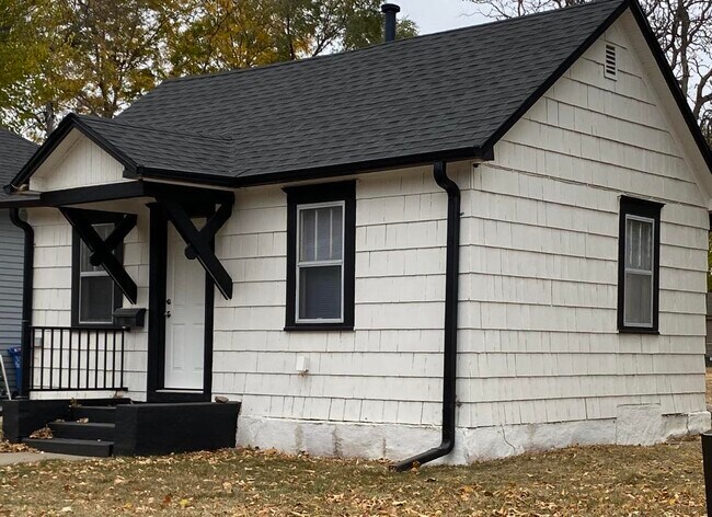 Building Photo - 401 E 13th St