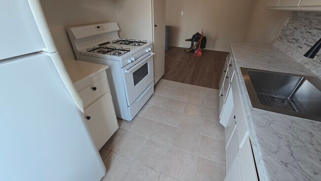 Building Photo - 526 S St Andrews Pl