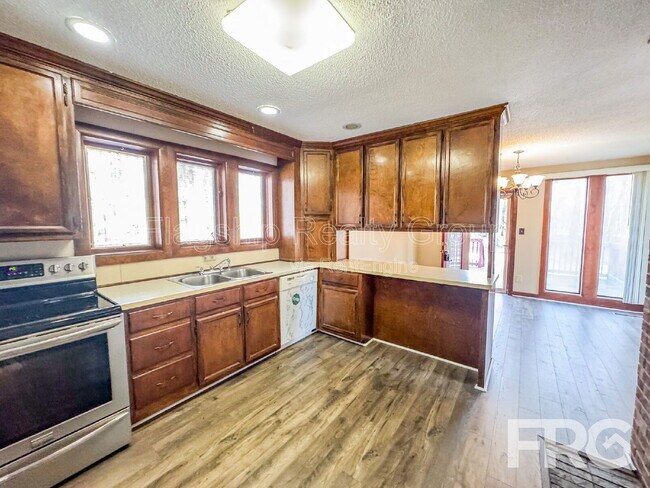 Building Photo - 1228 Forest Acres Dr