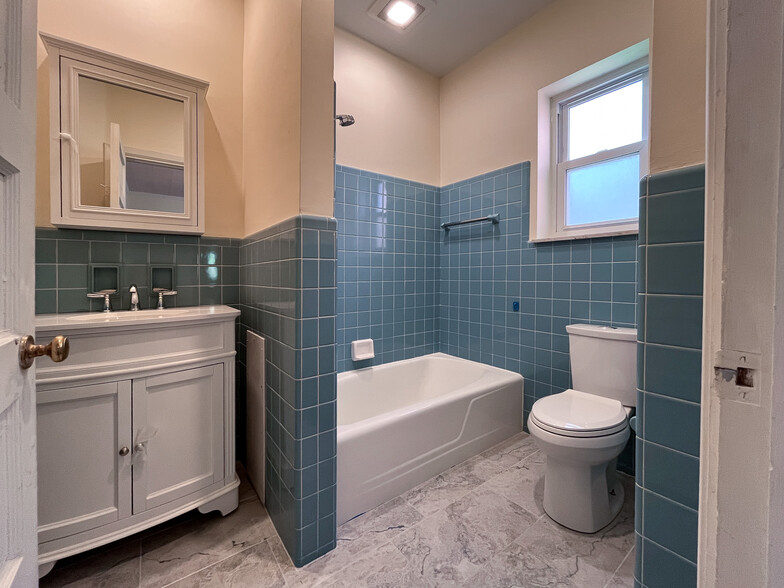 1st Floor Bathroom - 926 Savannah Ave