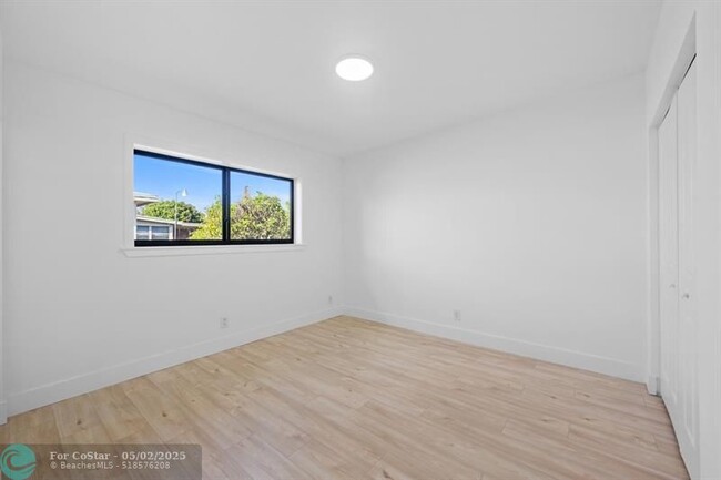 Building Photo - 315 E Jasmine Dr
