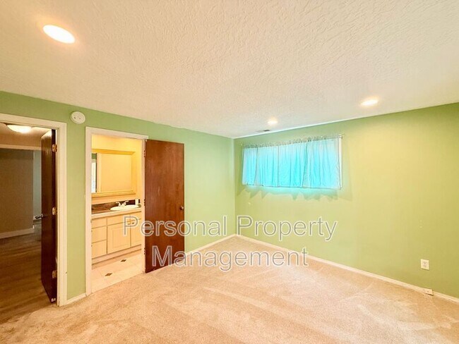 Building Photo - 9411 NE Pinecreek St