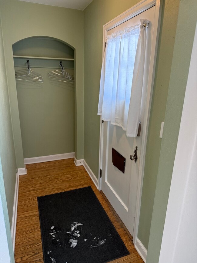 Building Photo - 815 S Lake Ave