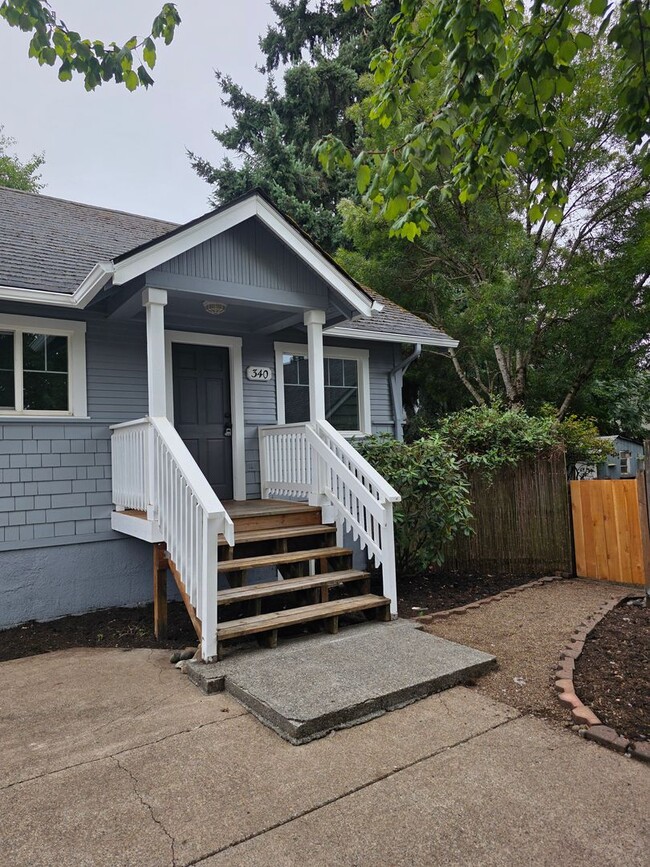 Building Photo - Charming home on quaint cul-de-sac!