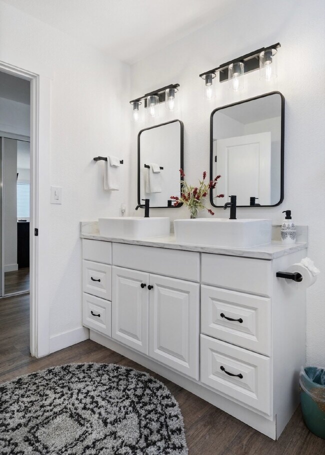 Building Photo - Fully Furnished Executive Rental in Las Ve...