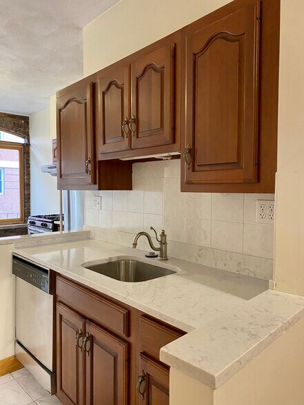 Building Photo - 69 Baldwin St