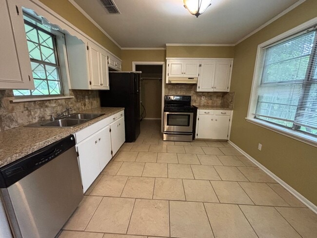 Building Photo - Corner lot in Southern Hills... Lawn included with rent.