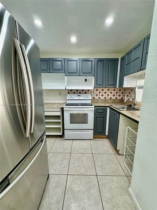 Building Photo - 9360 Fontainebleau Blvd
