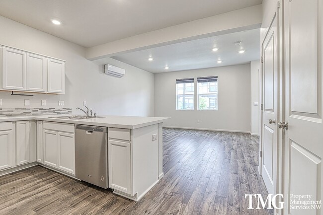 Building Photo - 3 Bed 2.5 Bath Townhome on a Corner Lot in...