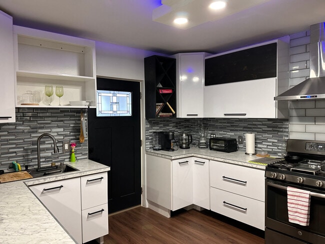 Building Photo - 676 Hampden St