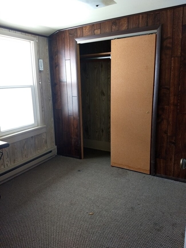 Building Photo - Two Bedroom Home! Fenced in yard! Pet Nego...