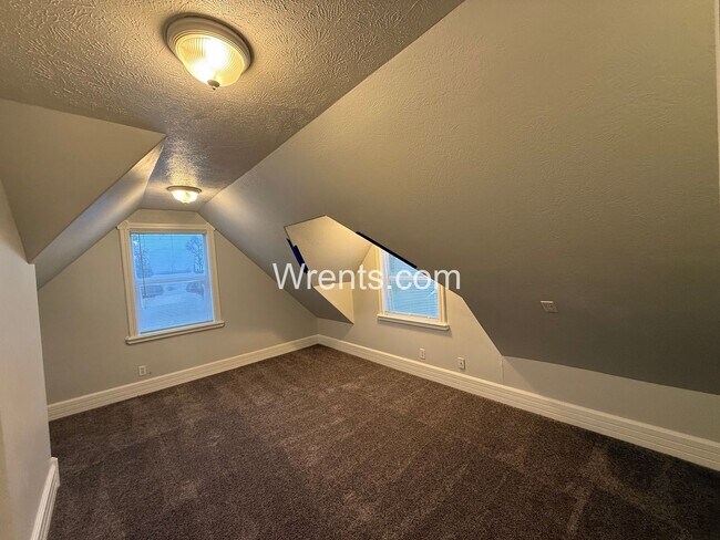 Building Photo - Full of Historic Charm & Character - Perry District  3 Bed/1 Bath Home