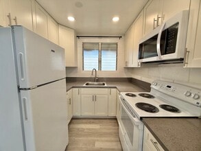 Building Photo - Partially Renovated 2 Bedroom / 1 Bathroom Cottage in Kahului!