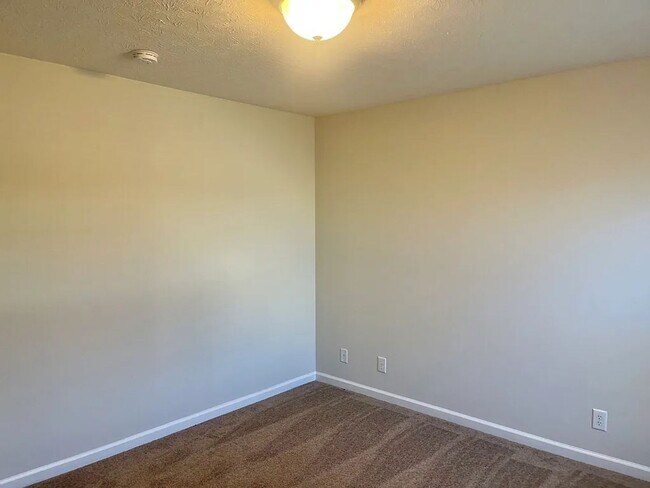 Building Photo - Large Kokomo Home!