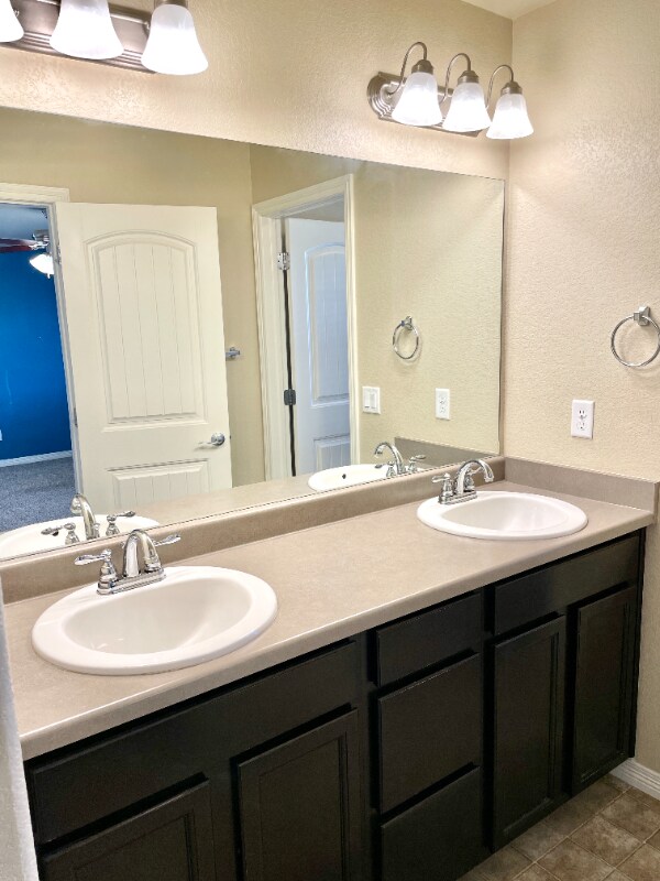 Building Photo - 8053 Pinfeather Dr