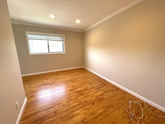 Building Photo - 1967 Plaza del Amo Plz