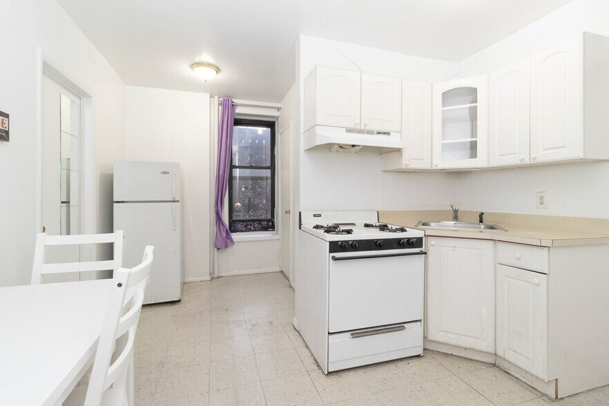 Building Photo - 320 E 96th St