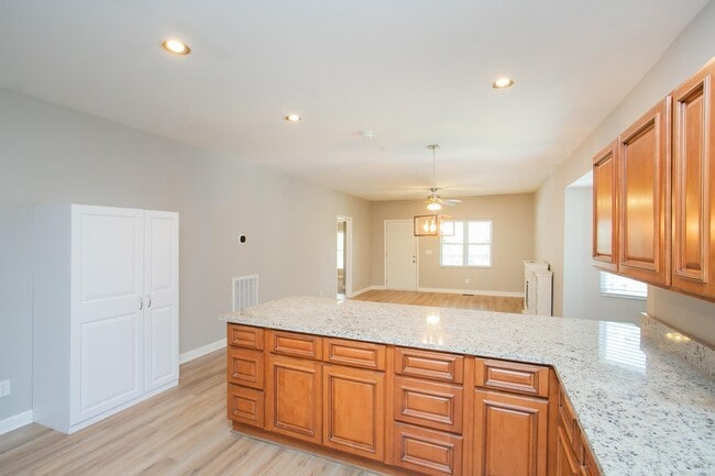 Building Photo - 1014 Douglas Ave