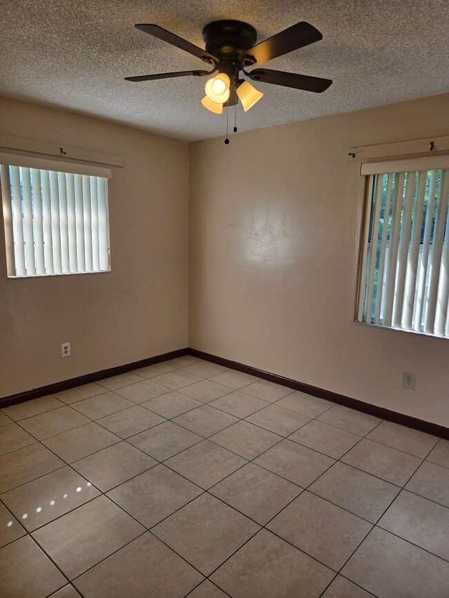 Building Photo - SPACIOUS 2 BEDROOM 1 BATH DUPLEX LOCATED I...