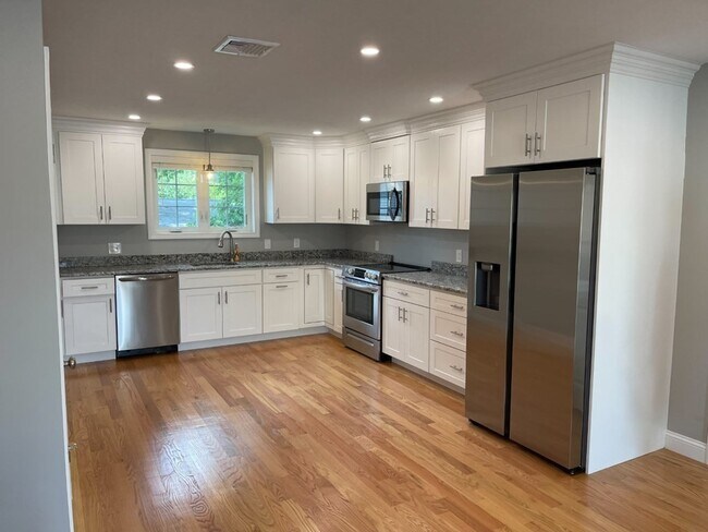 Building Photo - 1093 Main St