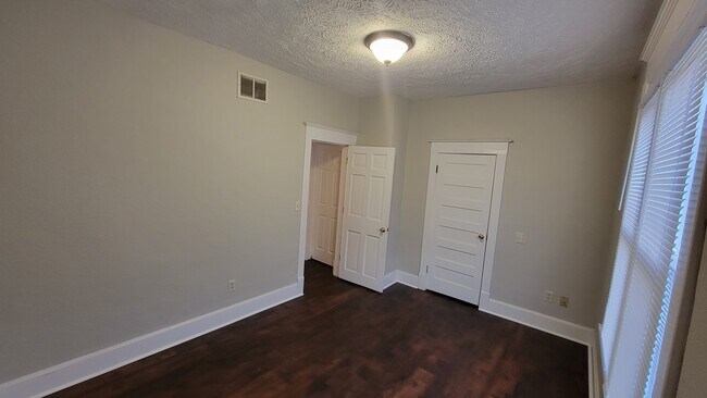 Building Photo - 3 bed, 2 bath HOUSE for RENT