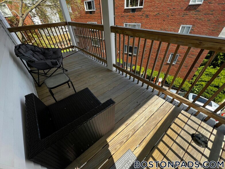 Building Photo - 208 Kelton St