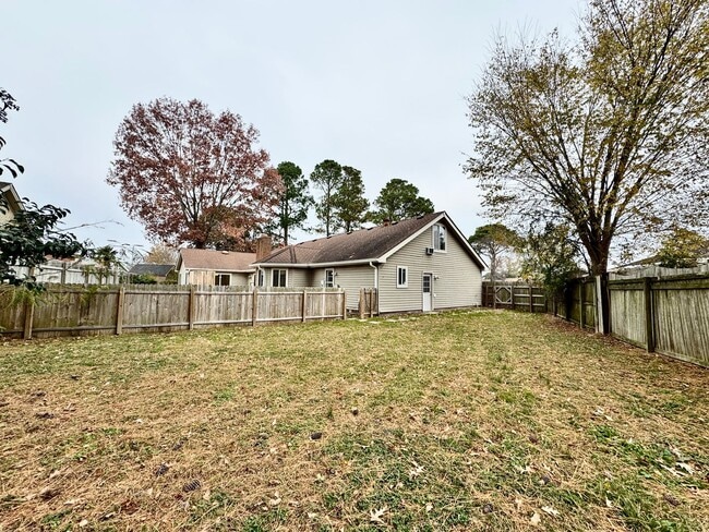 Building Photo - READY NOW!! 4-Bedroom Home in Lake Trant w/Attached Garage! Pet Friendly!