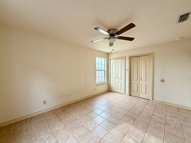 Building Photo - 419 W Eistetter St