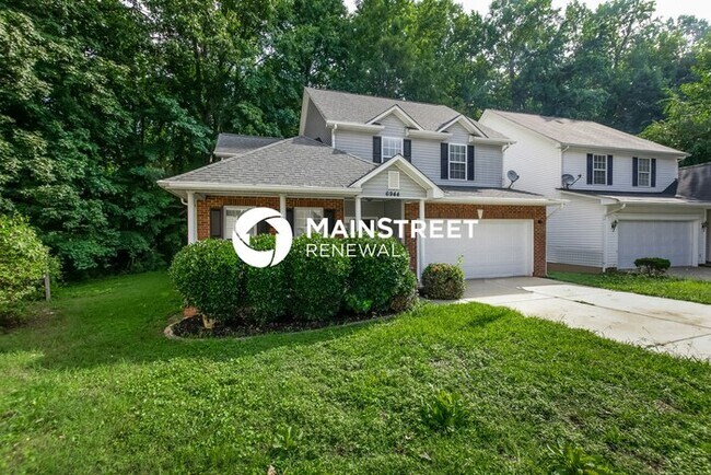 Building Photo - 4 Bedroom Pet-Friendly Home in Charlotte, NC with Main Street Renewal