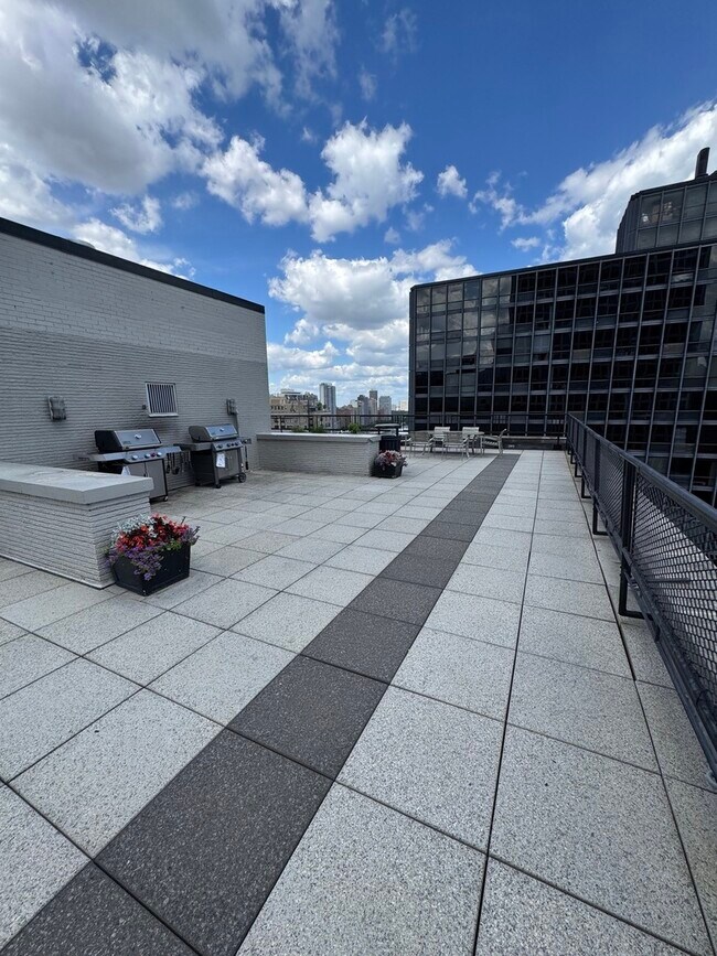 Building Photo - 253 E Delaware Pl