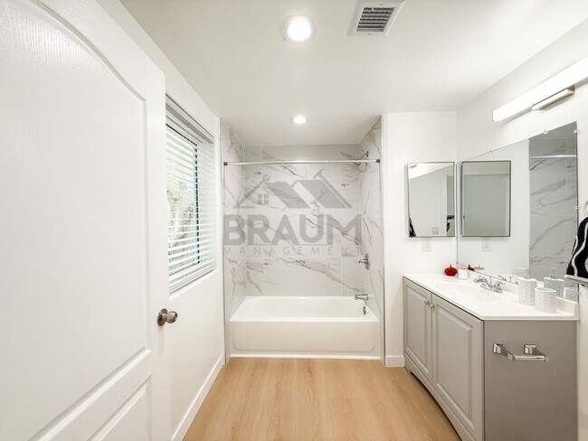 Building Photo - 10849 Fruitland Dr