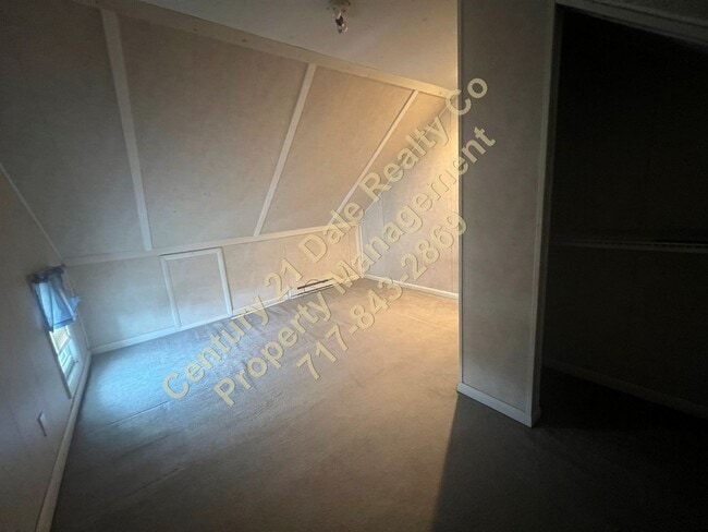 Building Photo - 2 Bedroom 1 Bath apartment with off street...