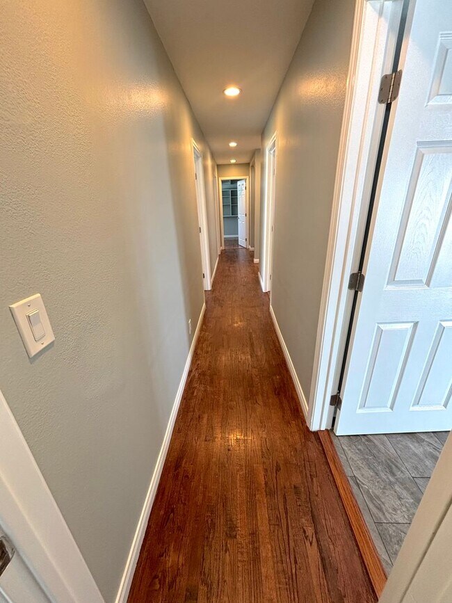 Building Photo - Clean and Upgraded 4 Bedroom Home Availabl...