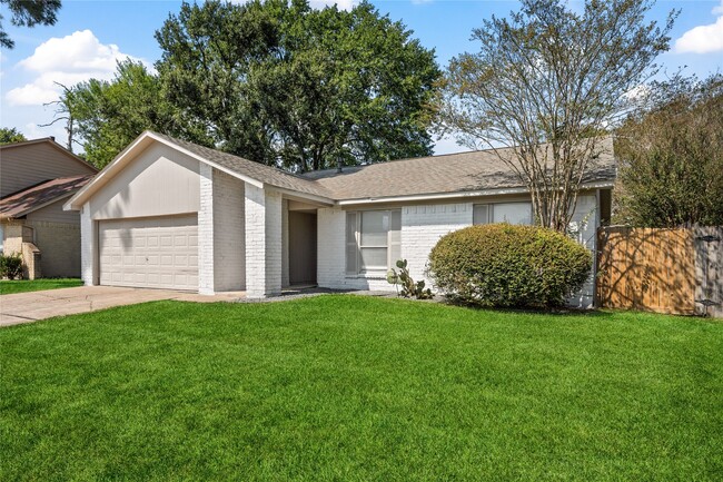 Building Photo - 20109 Misty Pines Dr