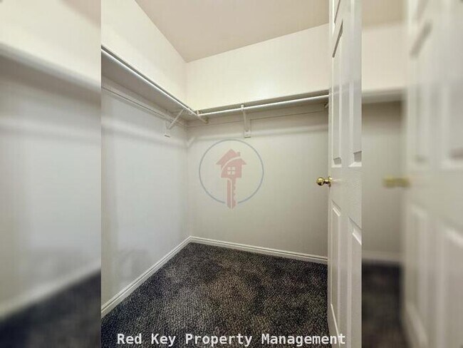 Building Photo - 40 W Townhome