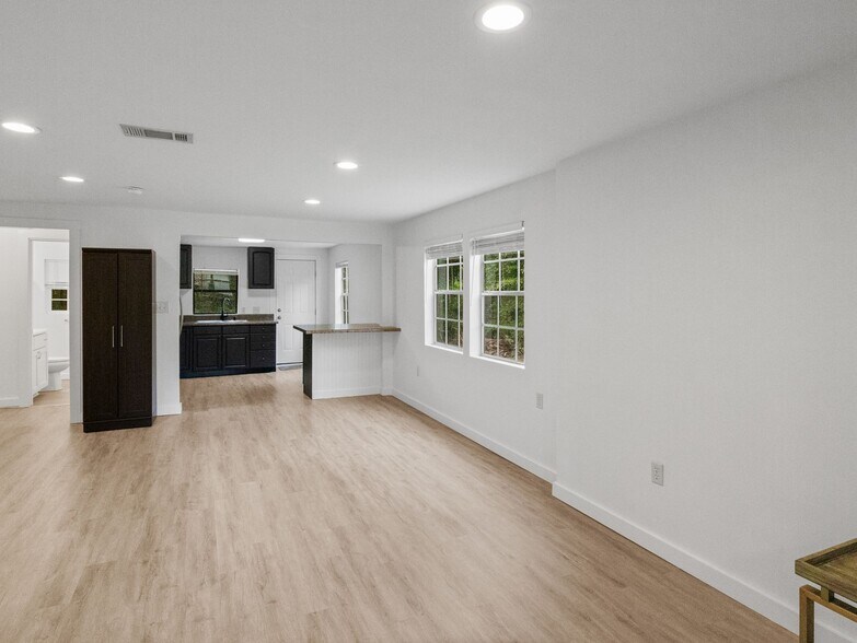 Building Photo - 1572 Cedar St