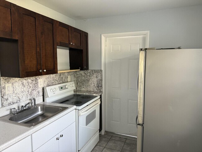 Building Photo - 805 3rd St