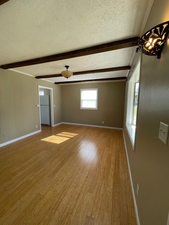 Building Photo - MOVE IN READY - Vinton Neighborhood