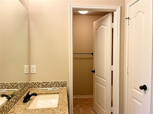 Building Photo - 8338 Sedona Ridge Dr