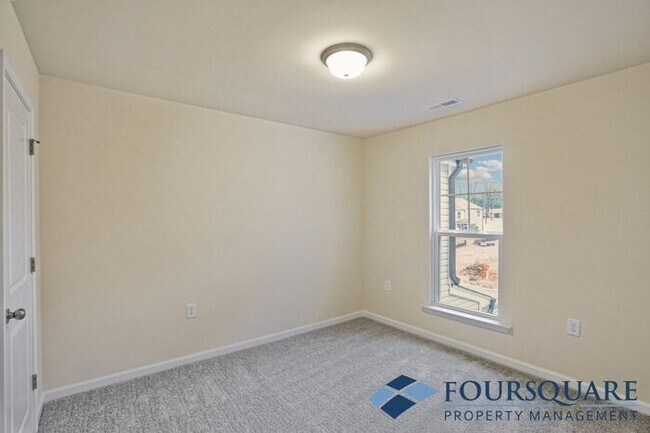 Building Photo - Spacious 3-Bed End- Unit Townhome with Mod...